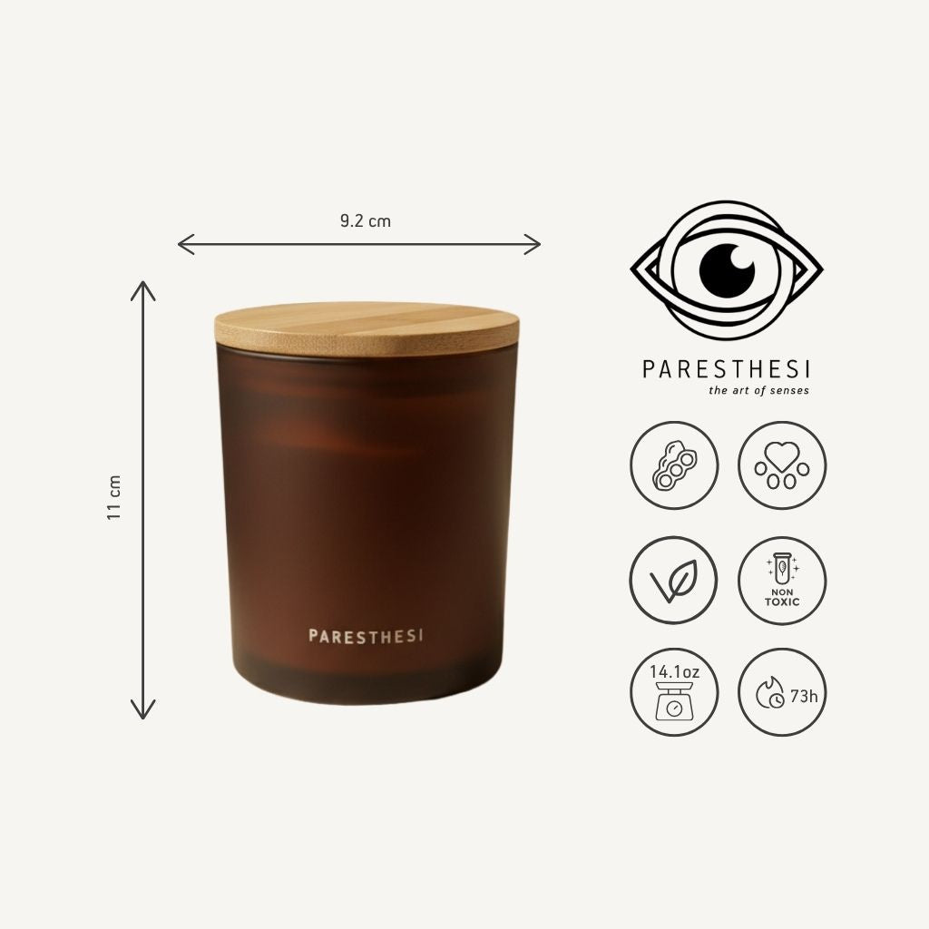 Brown candle with wooden lid, dimensions and Paresthesi branding on a white background